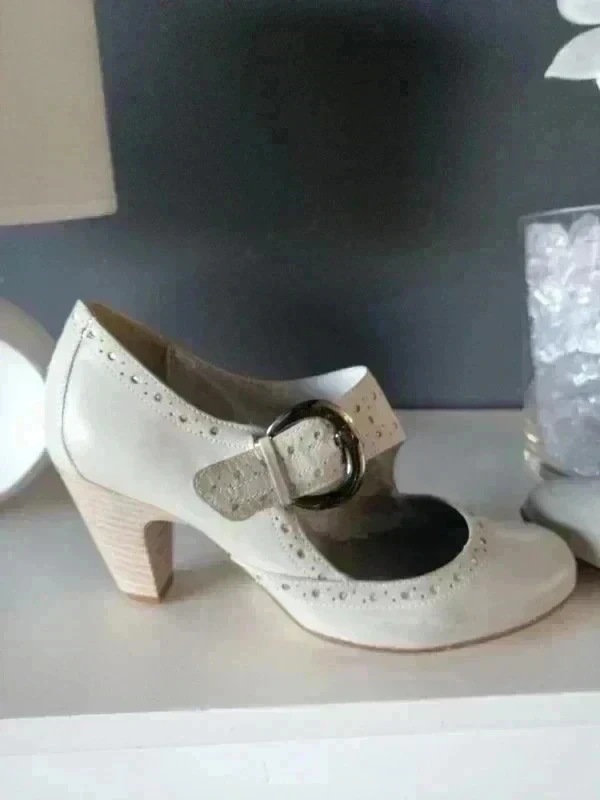 Chaussures beiges Straboski